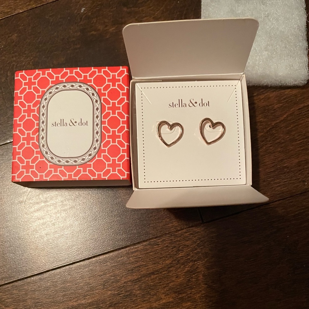 Stella & Dot Rosegold Essential Hammered Heart Studs